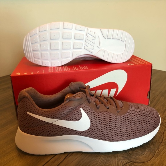 NEW - Woman’s Nike Tanjun shoes - Picture 2 of 8